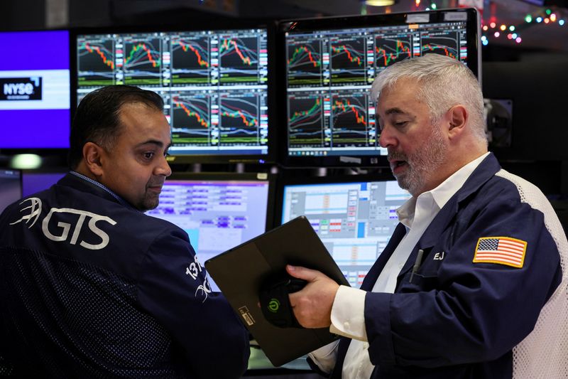 © Reuters. FILE PHOTO: Traders work on the floor at the New York Stock Exchange (NYSE) in New York City, U.S., December 7, 2023.  REUTERS/Brendan McDermid/File Photo