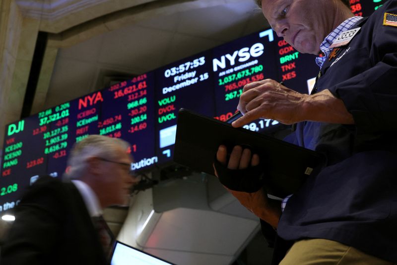 © Reuters. Traders work on the floor at the New York Stock Exchange (NYSE) in New York City, U.S., December 15, 2023.  REUTERS/Brendan McDermid