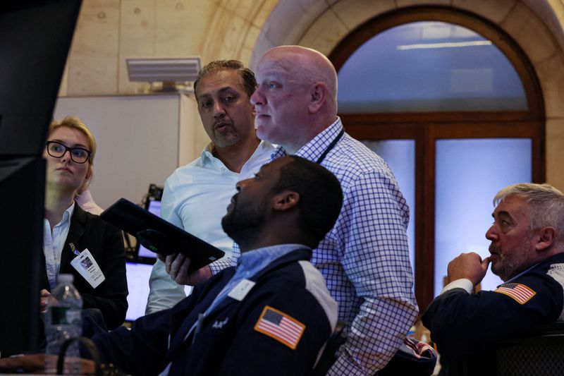 © Reuters. FILE PHOTO: Traders work on the floor at the New York Stock Exchange (NYSE) in New York City, U.S., December 15, 2023.  REUTERS/Brendan McDermid/File Photo