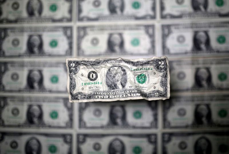 © Reuters. U.S. dollar banknote is seen in this picture illustration taken May 3, 2018. REUTERS/Dado Ruvic/Illustration/file photo