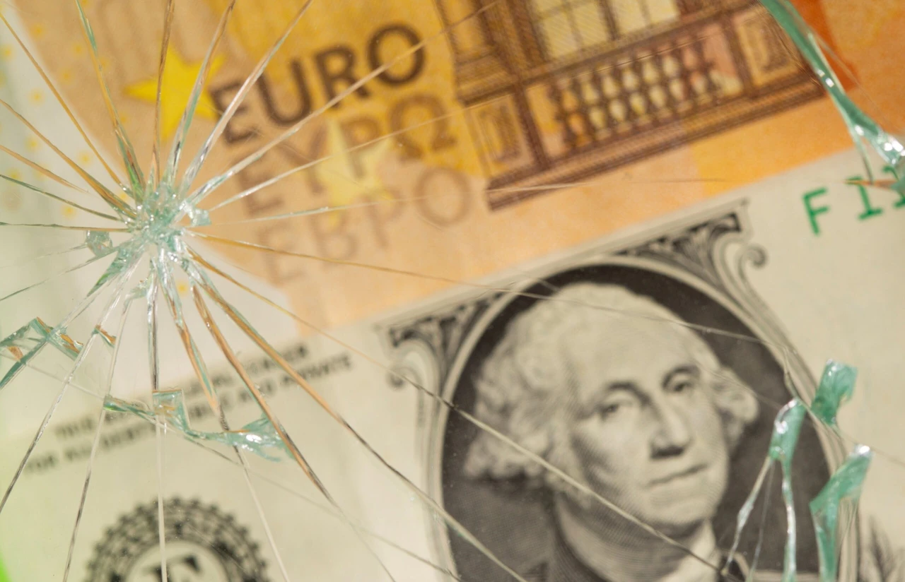 Forex frenzy: Euro climbs to 38.13 TL, dollar at 34.00 TL