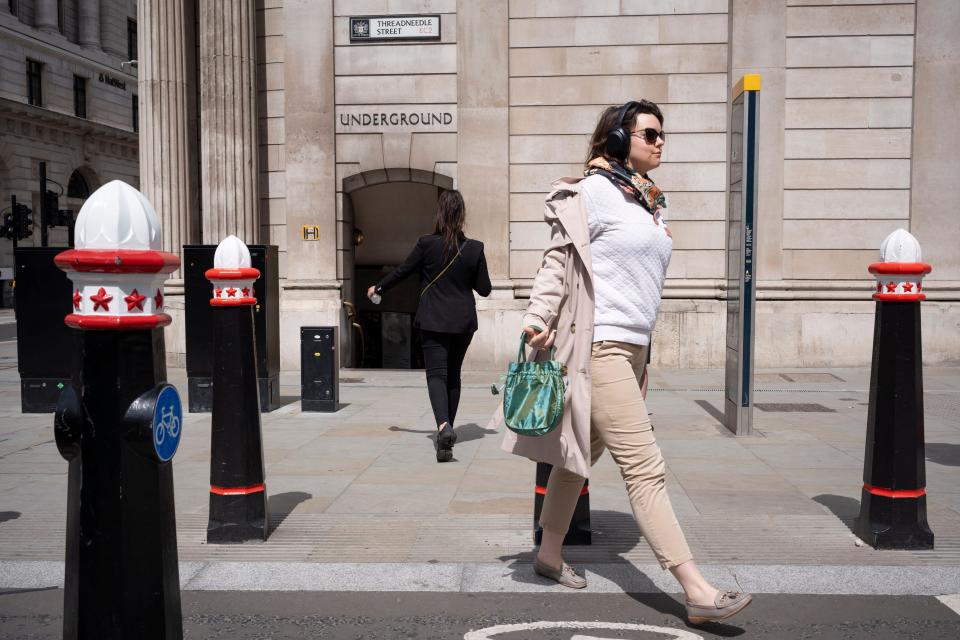 City workers walk past the Bank of England, FTSE lower