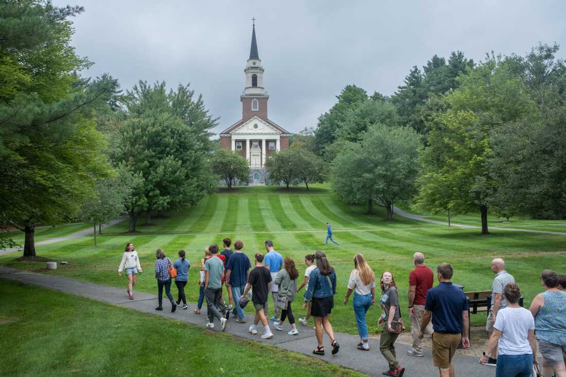 Student Catherine Mongan guides a tour for families visiting Colby College.