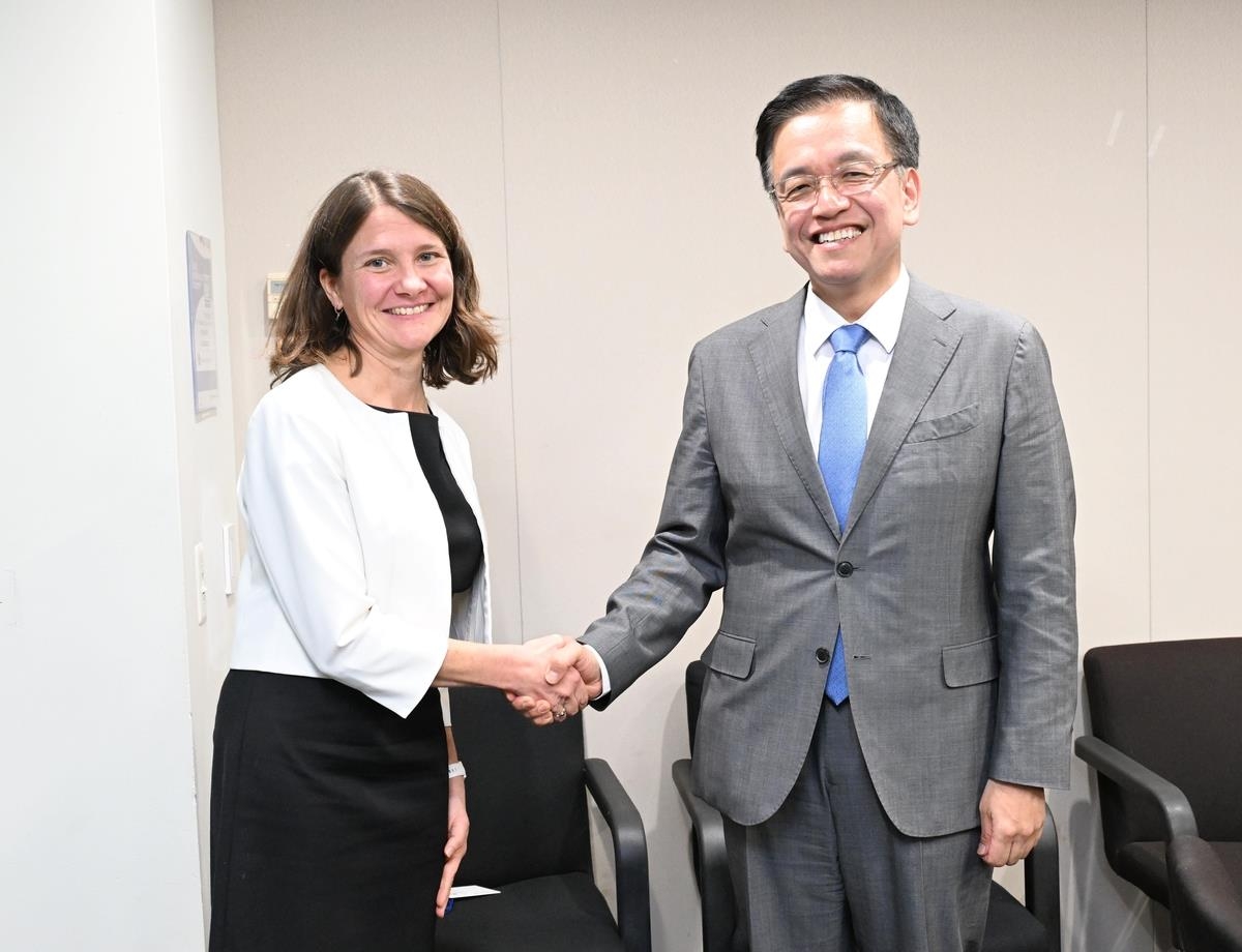 Finance Minister Choi Sang-mok (R) shakes hands with Marie Diron, managing director of Moody's sovereign risk group, at the World Bank office in Washington, D.C., on Oct. 25, 2024, in this photo provided by the Ministry of Economy and Finance. (PHOTO NOT FOR SALE) (Yonhap)