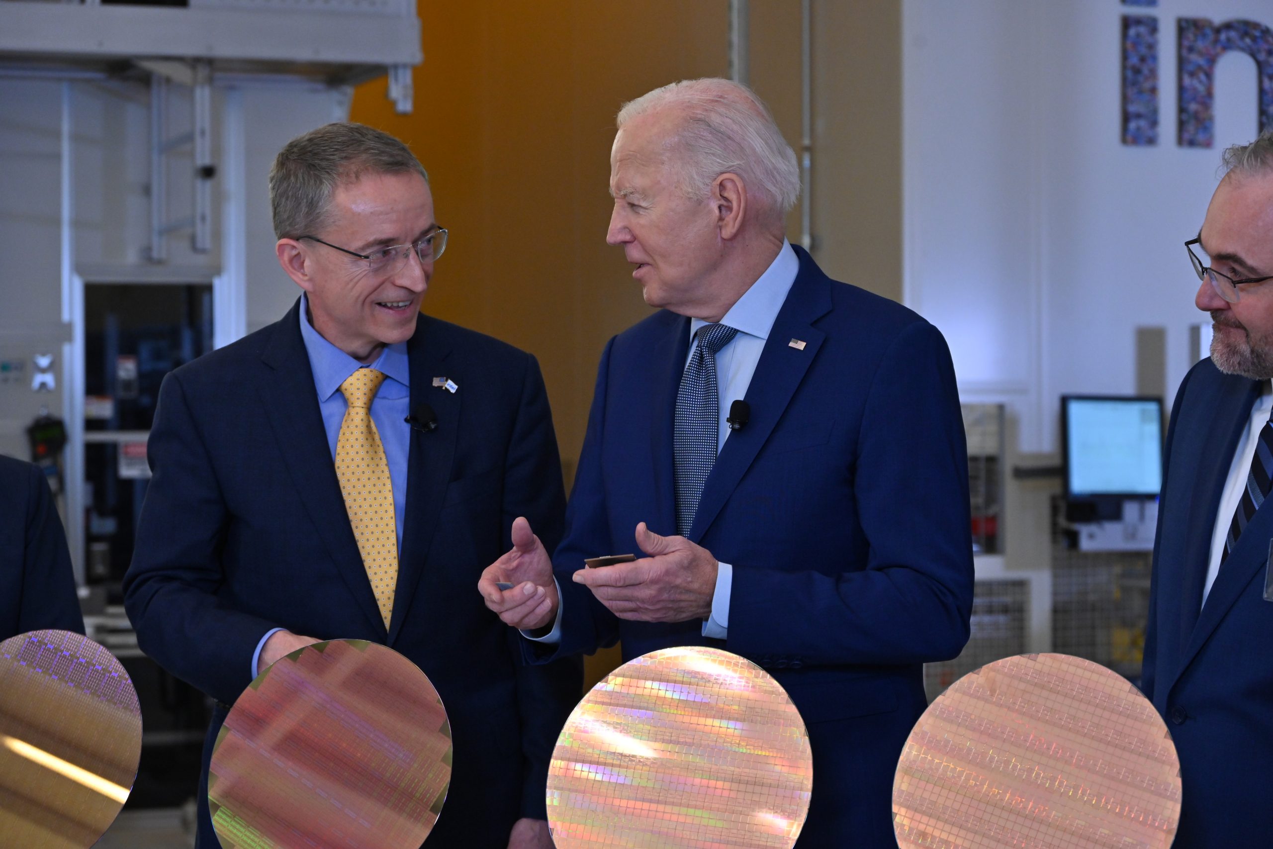 Intel CEO Pat Gelsinger speaks with President Joe Biden during a tour of an Intel semiconductor factory in Chandler, Arizona. Image credit: Intel