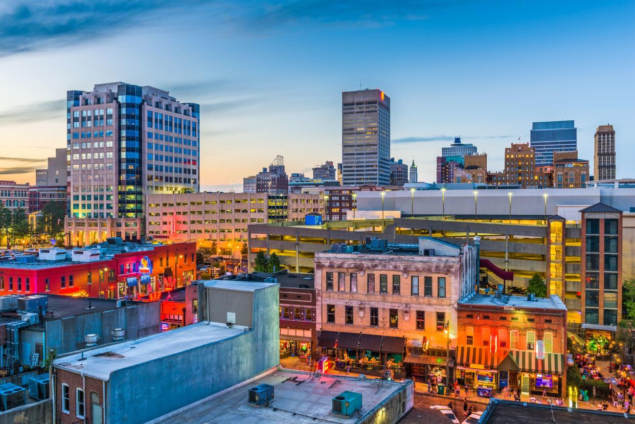 Memphis, Tennessee, USA downtown skyline.