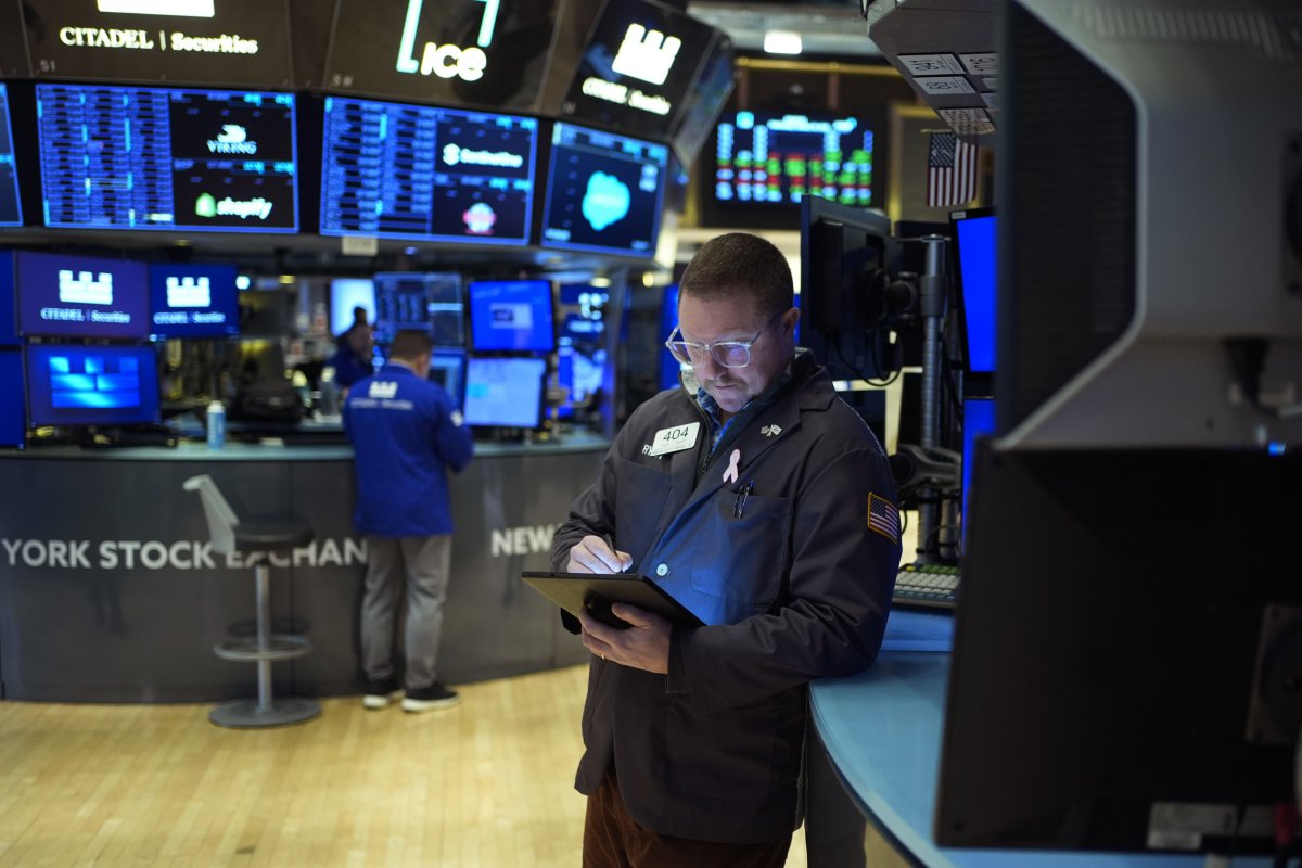 Traders work on NYSE