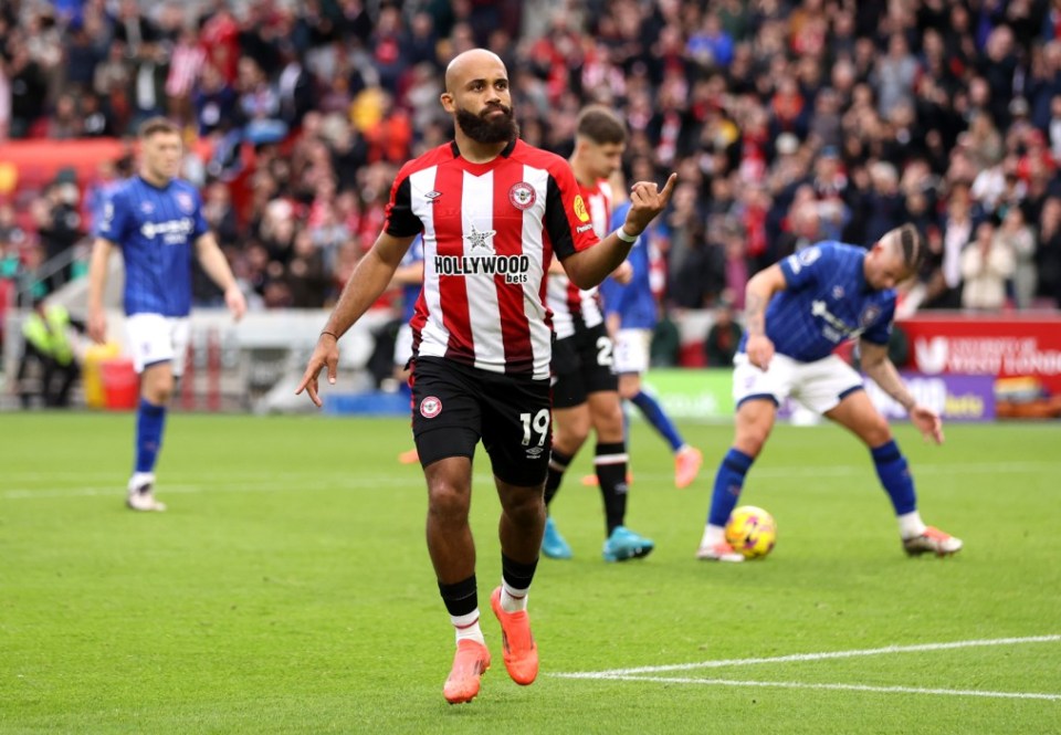 BRENTFORD, ENGLAND - OCTOBER 26: Bryan Mbeumo of Brentford celebrates after scoring his team's third goal from the penalty spot during the Premier League match between Brentford FC and Ipswich Town FC at Gtech Community Stadium on October 26, 2024 in Brentford, England. (Photo by Alex Pantling/Getty Images)