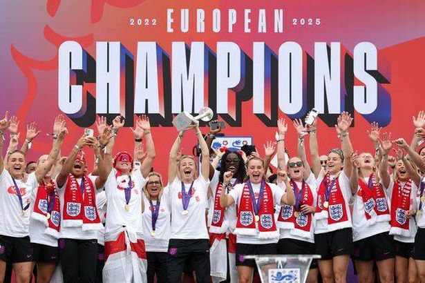 Leah Williamson lifts the Euro 2025 trophy