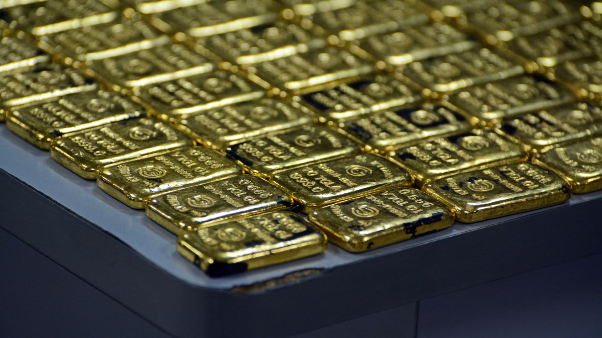 Gold prices were trading in a tight range on Thursday as traders remained on the sidelines ahead of a key U.S. economic data that may provide clues about the size of the Federal Reserve's interest rate cuts expected later this year.