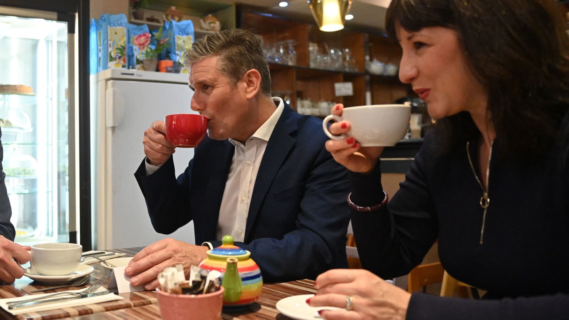 British Prime Minister Keir Starmer (L) and Chancellor of the Exchequer Rachel Reeves (R) drink tea during a visit to local businesses in September 26, 2021.