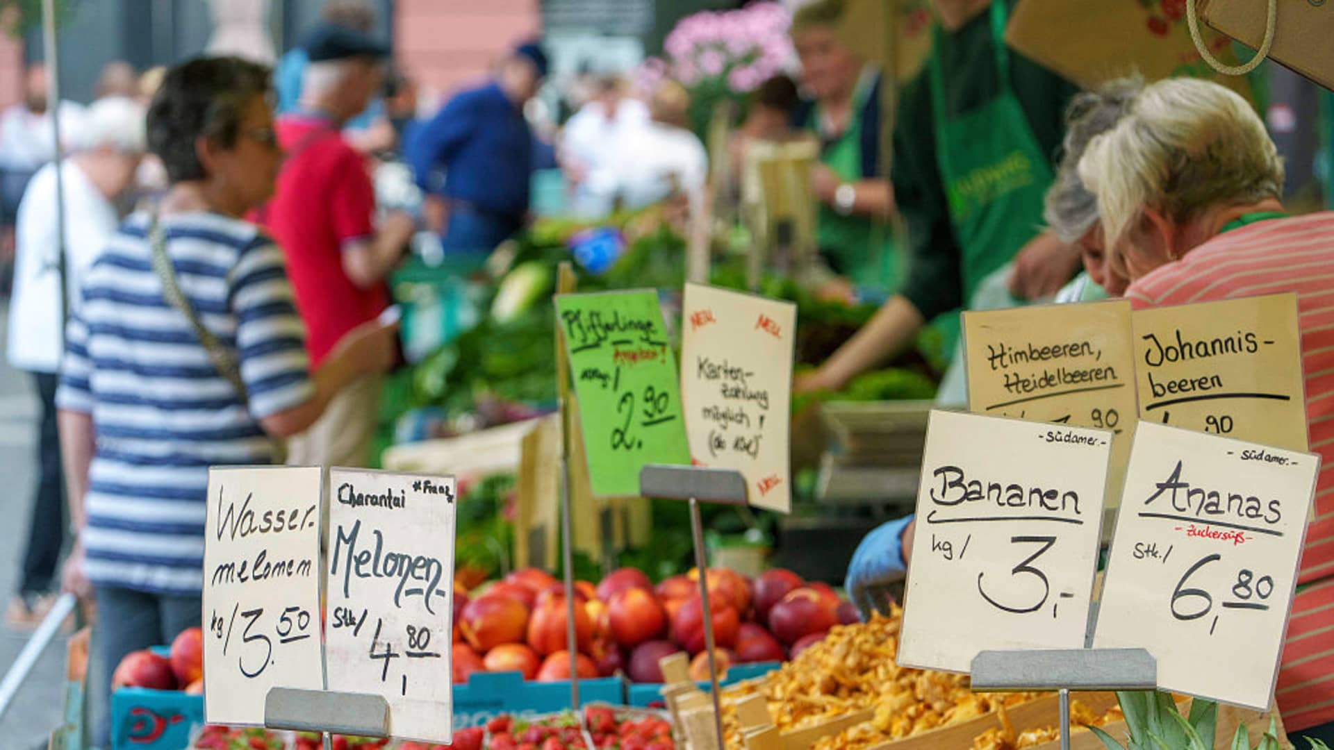 Rhineland-Palatinate, Mainz: Fruit is sold at the weekly market.