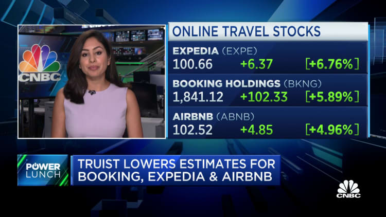 U.S. travelers go abroad in bigger numbers as foreigners curb travel here