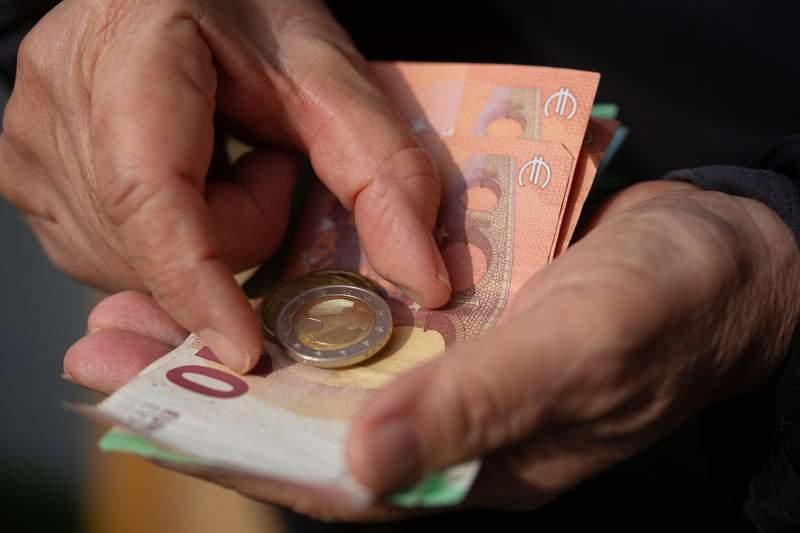 The ECB seeks to create a digital, free-to-use, universally accepted payment method for online and offline shopping or person-to-person transfers. Fernando Gutierrez-Juarez/dpa