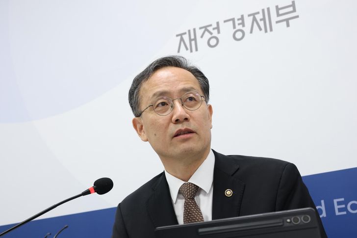 Lee Hyoung-il, first vice finance minister and nominee for deputy prime minister and minister of finance and economy, speaks at a press briefing at  Government Complex Sejong, Wednesday. Yonhap 