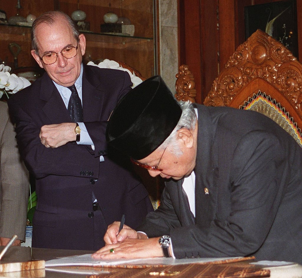Indonesian President Suharto (right) signs a new letter of agreement before International Monetary Fund (IMF) Director General Michel Camdessus at Suharto’s residence in Jakarta on January 15, 1998. Suharto signed the letter spelling out major reforms and austerity measures linked to a massive bailout led by the IMF. Photo: AFP